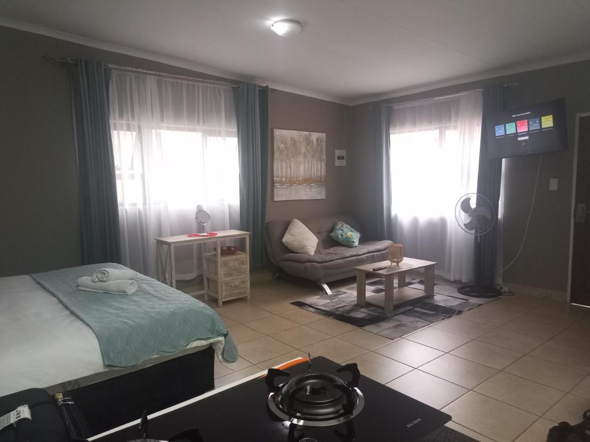 Menlyn Mews Guesthouse Pretoria-Noord Buitenkant foto